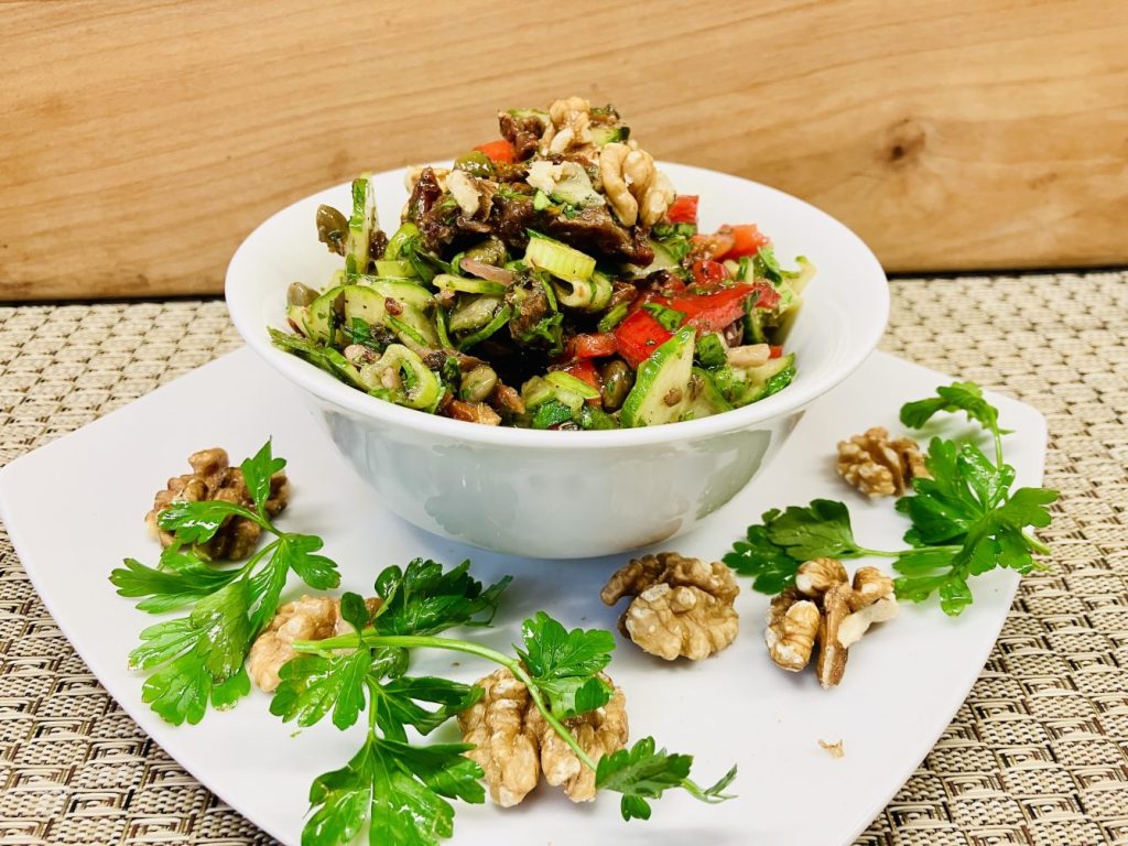 Gurken-Paprika-Salat mit getrockneten Tomaten, Walnüssen & Datteln – Das perfekte Sommer-Highlight