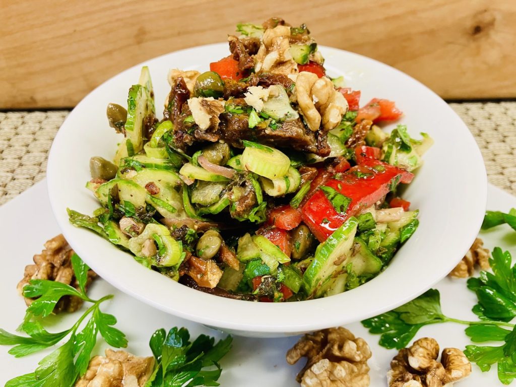 Gurken-Paprika-Salat mit getrockneten Tomaten, Walnüssen & Datteln – Das perfekte Sommer-Highlight