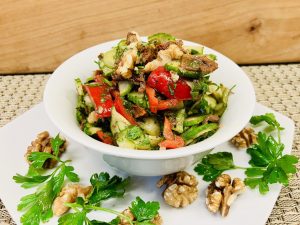 Frischer Gurken-Paprika-Salat mit getrockneten Tomaten, Walnüssen & Datteln – Das perfekte Sommer-Highlight