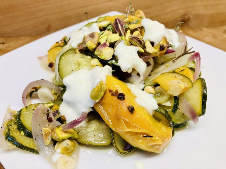 Geröstete Zucchini und Nektarinen mit cremiger Fetacreme, Thymian und Pistazien
