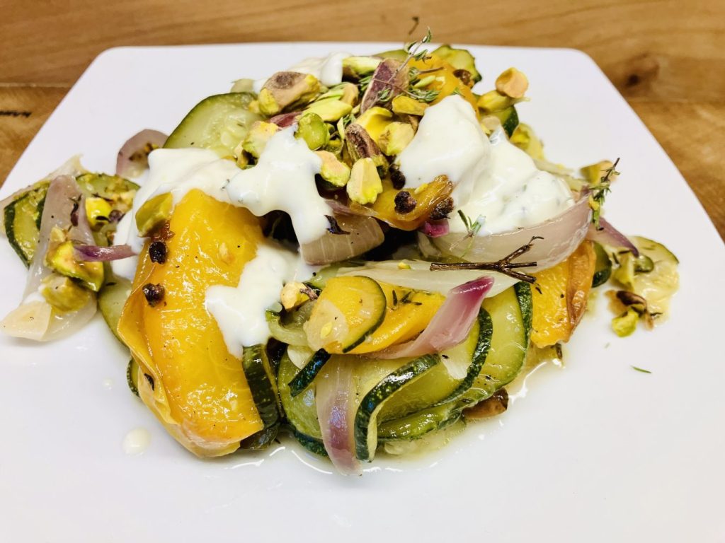 Geröstete Zucchini und Nektarinen mit cremiger Fetacreme, Thymian und Pistazien
