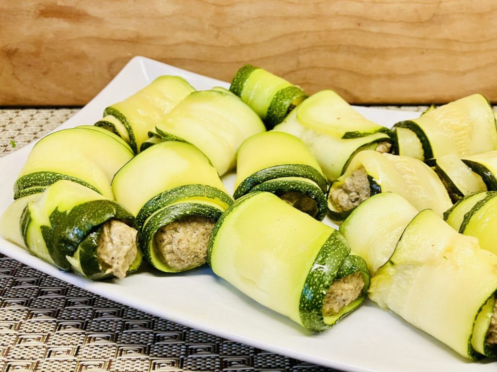 Gefüllte Zucchini Röllchen mit Champignon-Haselnuss-Pistazien Creme