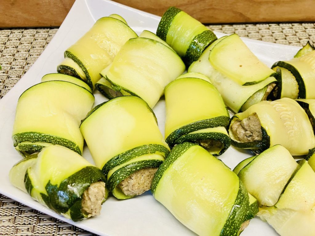 Gefüllte Zucchini Röllchen mit Champignon-Haselnuss-Pistazien Creme