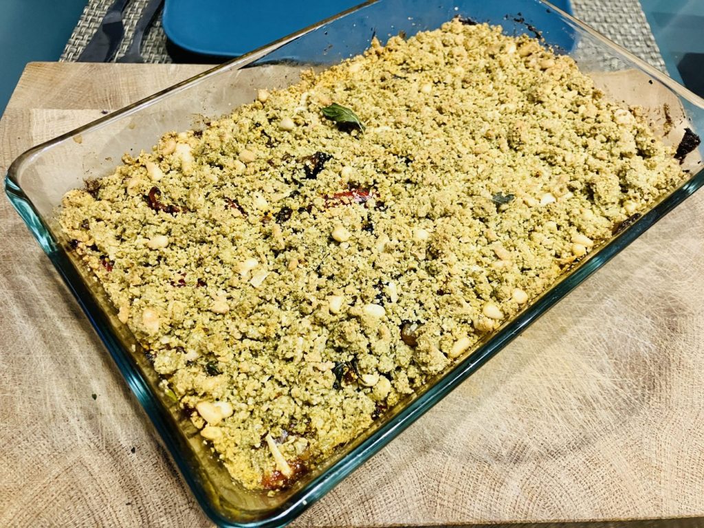 Mediterraner Crumble mit Auberginen, Paprika & Linsen