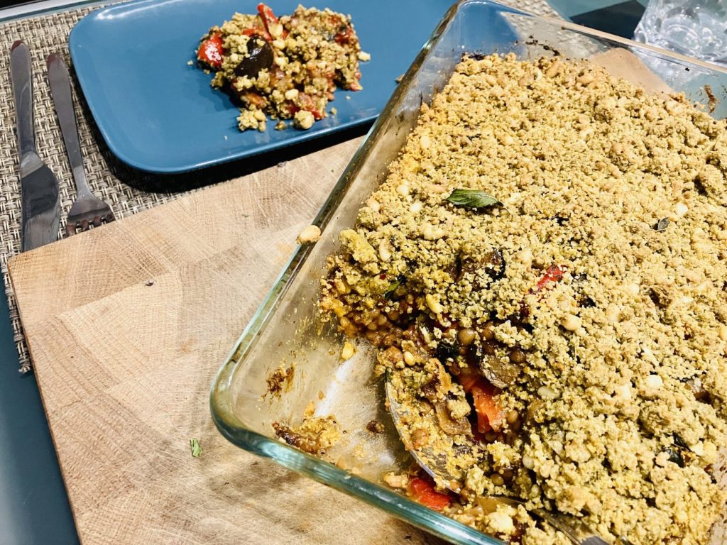 Mediterraner Crumble mit Auberginen, Paprika & Linsen