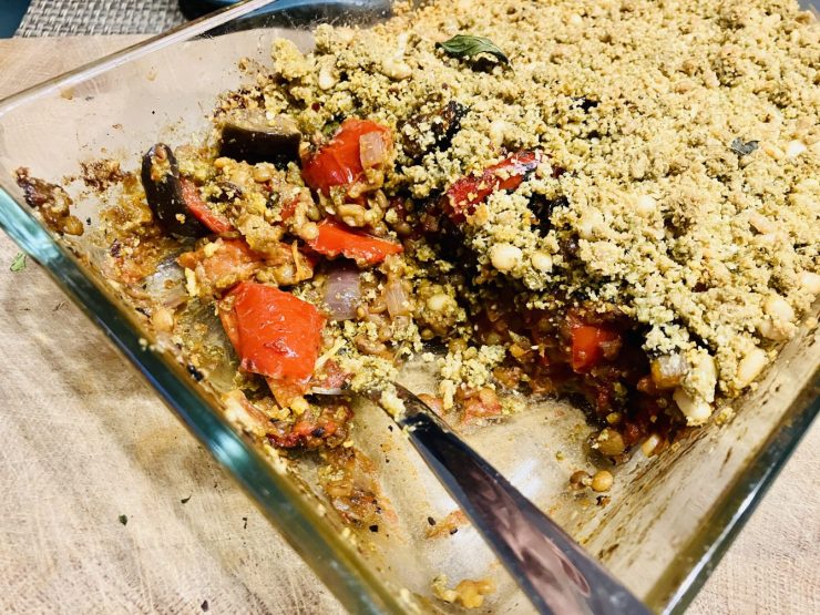 Herzhafter Crumble mit Auberginen, Paprika & Linsen