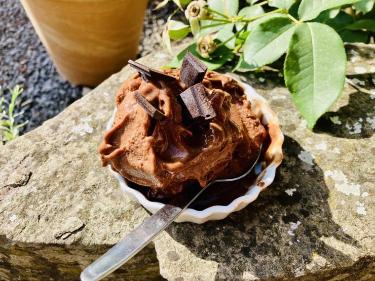 Schokoladen-Eis Nice Cream mit Tonkabohne