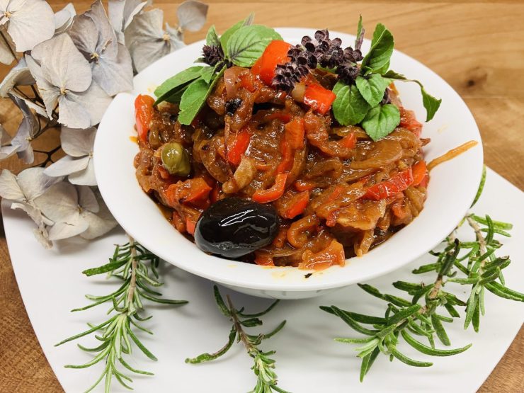 Peperonata - Fruchtige Paprika-Tomaten-Sauce mit karamellisierten Zwiebeln