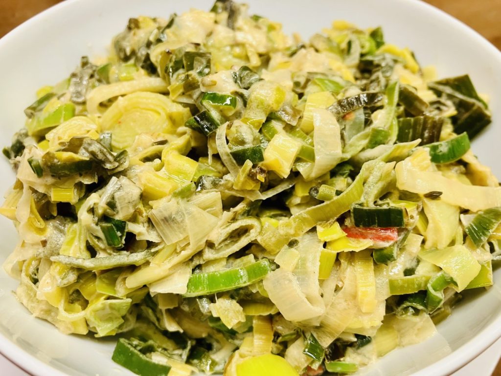 Lauchgemüse mit levantinischer Tahini-Sauce und Pinienkernen