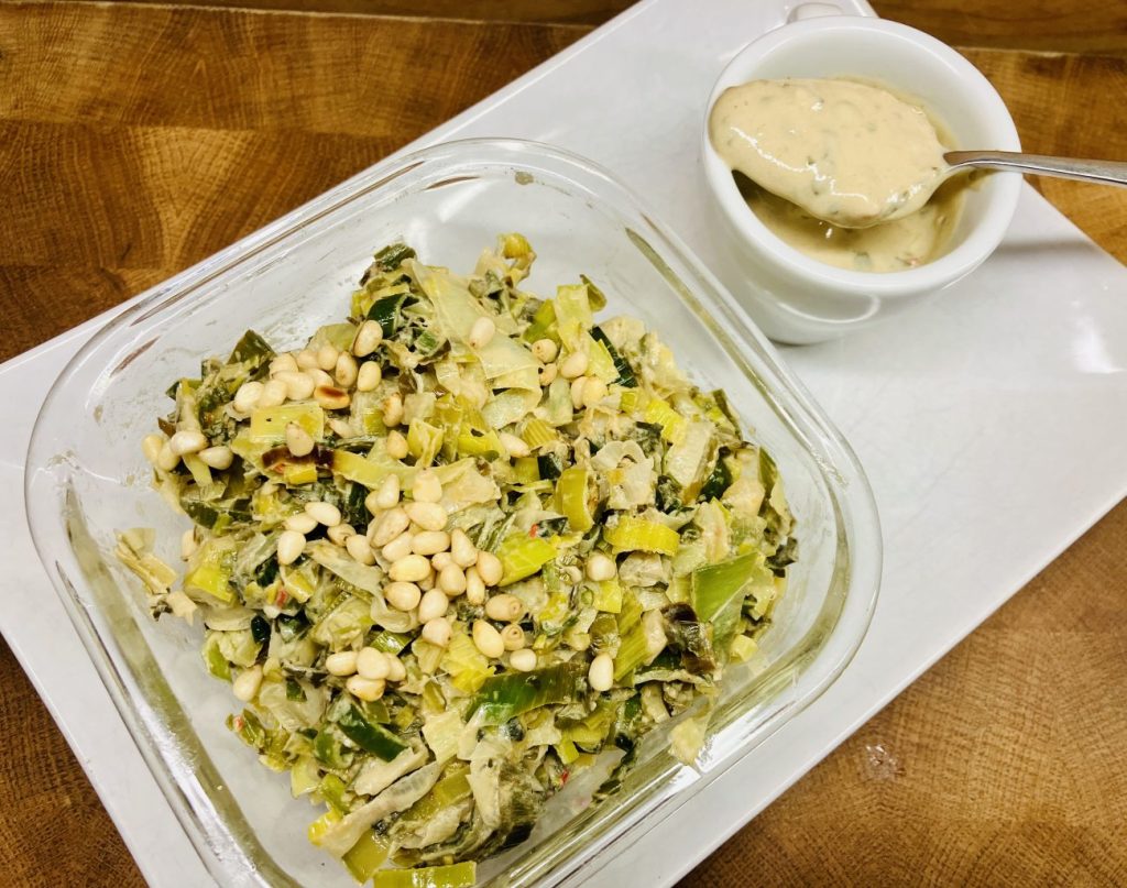 Lauchgemüse mit Tahini-Sauce, Pinienkernen