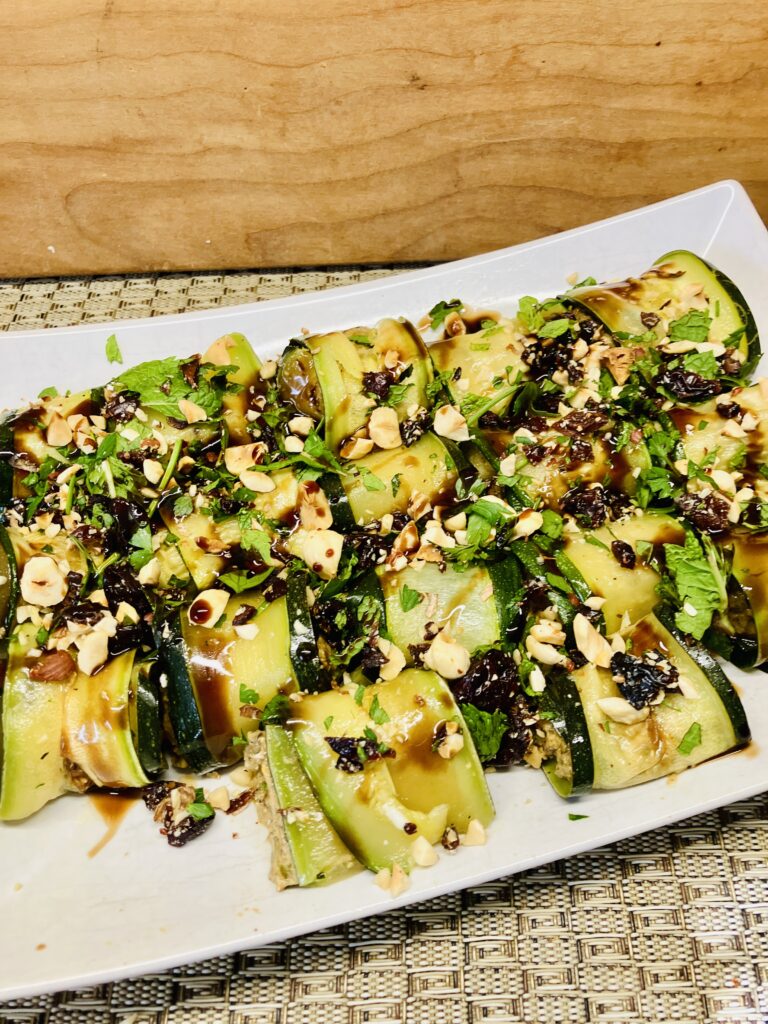 Zucchini Röllchen mit Champignon-Haselnuss-Pistazien-Füllung