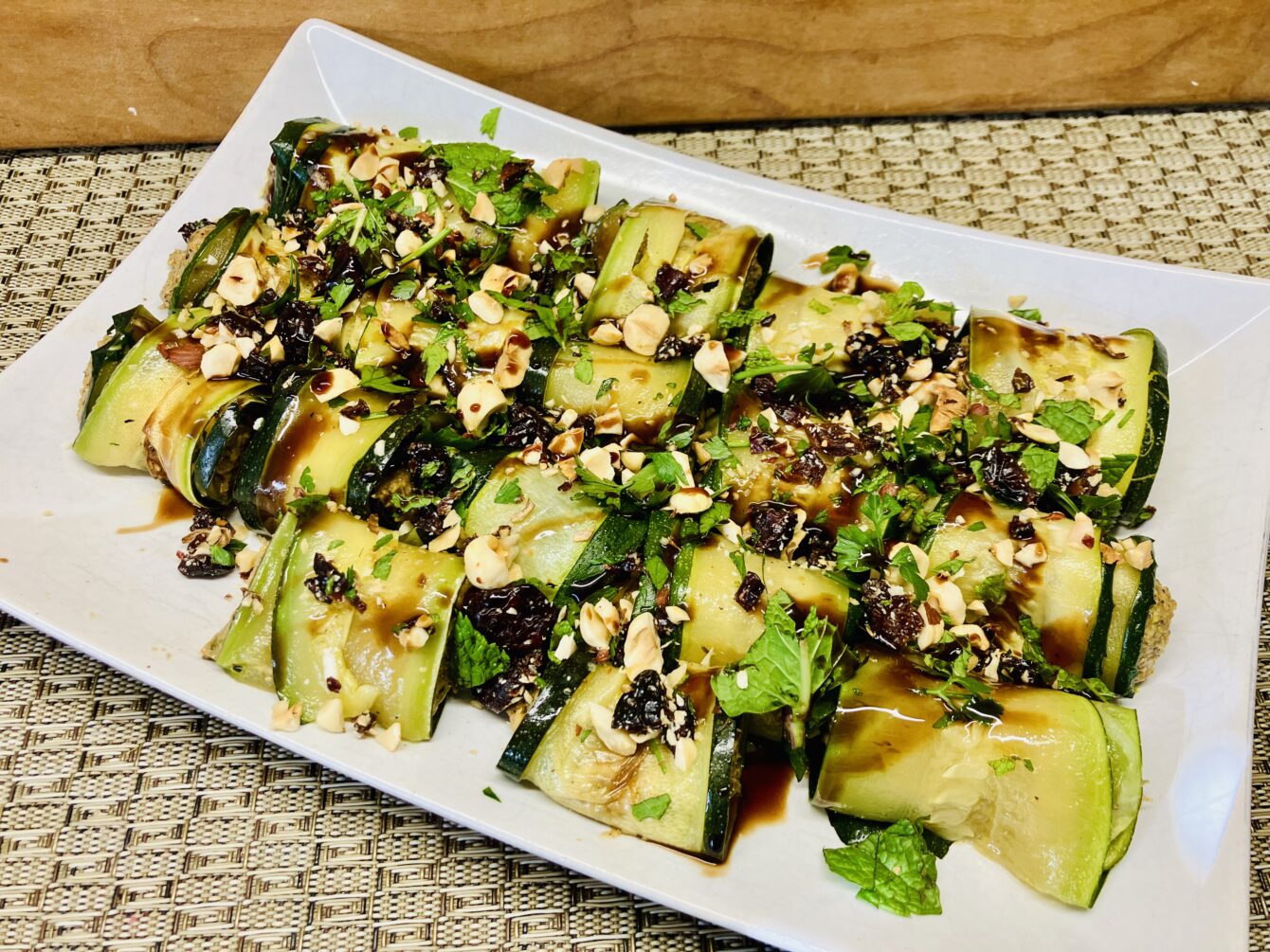 Gefüllte Zucchini Röllchen mit Champignon-Haselnuss-Pistazien Creme