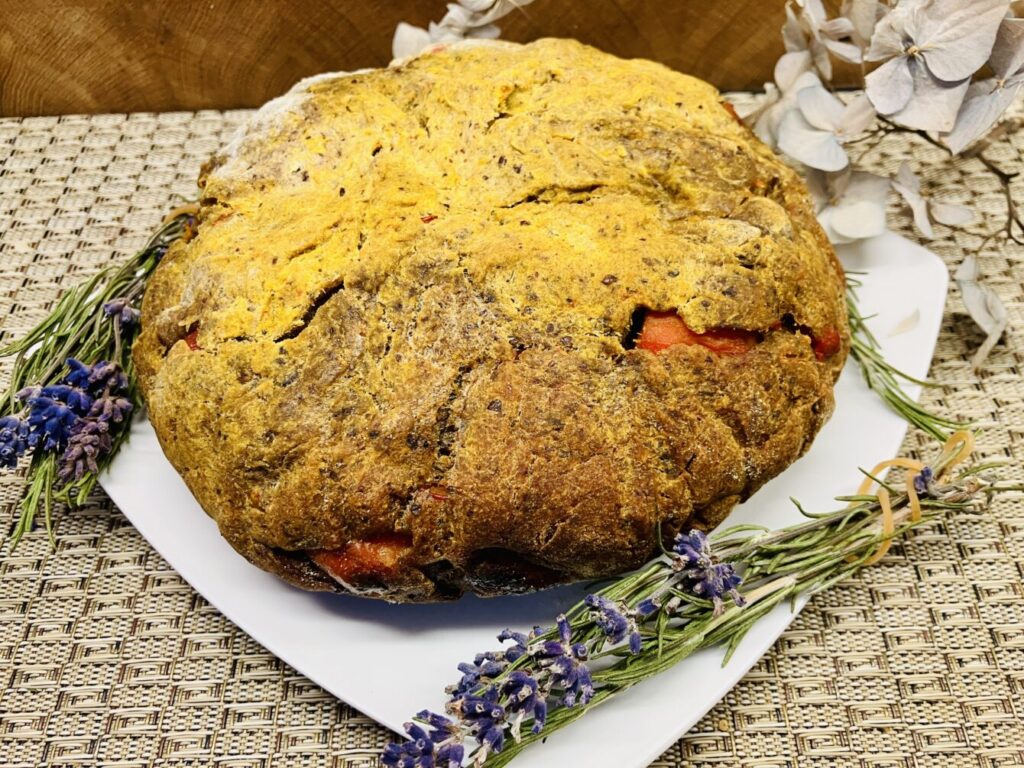 Rustikales Kürbisbrot mit gerösteten Kürbisstücken. Rustic Gluten-Free Pumpkin Bread with Roasted Pumpkin Chunks