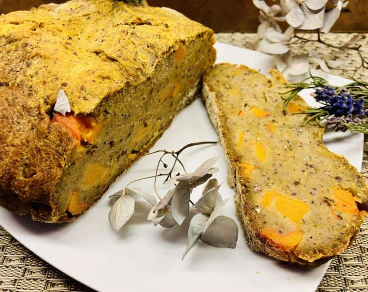 Ein einfaches Rezept für rustikales glutenfreies Kürbisbrot mit weichen gerösteten Kürbisstücken, perfekt für die herbstliche Backzeit.