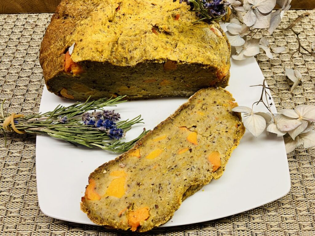 Ein einfaches Rezept für rustikales glutenfreies Kürbisbrot mit weichen gerösteten Kürbisstücken, perfekt für die herbstliche Backzeit. Rustic Gluten-Free Pumpkin Bread with Roasted Pumpkin Chunks