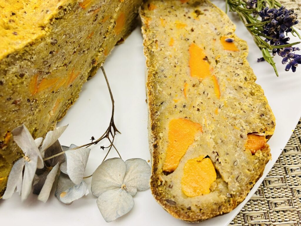 Rustikales Kürbisbrot mit gerösteten Kürbisstücken. Rustic Gluten-Free Pumpkin Bread with Roasted Pumpkin Chunks