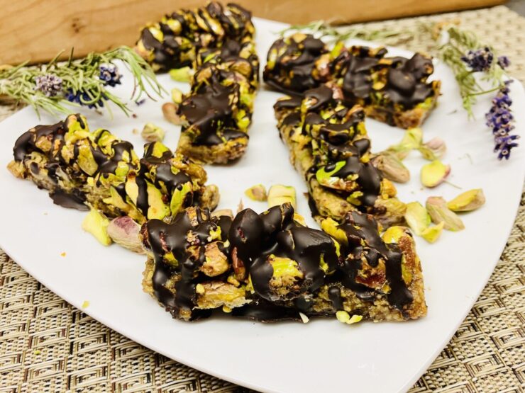 Pistazien-Honig-Riegel mit Tonka-Schokolade 🍯🌰✨ --- 🇬🇧 Pistachio Honey Bars with Tonka Chocolate