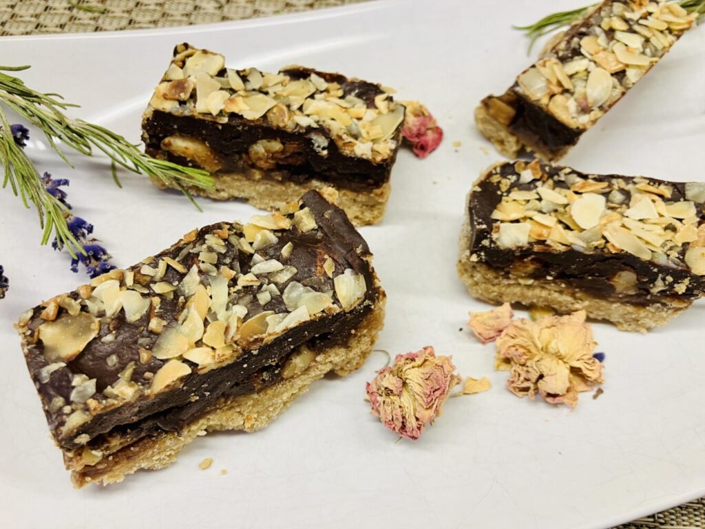 Mandel Karamell Shortbread mit Jaggery Krokant & Schoko Ganache 🍪✨ --- 🇬🇧 Almond Caramel Shortbread with Jaggery Crunch & Chocolate Ganache