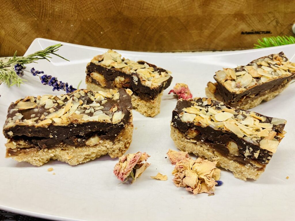 Mandel Karamell Shortbread mit Jaggery Krokant & Schoko Ganache 🍪✨ --- 🇬🇧 Almond Caramel Shortbread with Jaggery Crunch & Chocolate Ganache