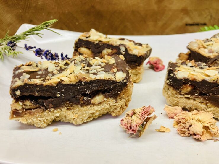 Mandel Karamell Shortbread mit Jaggery Krokant & Schoko Ganache 🍪✨ --- 🇬🇧 Almond Caramel Shortbread with Jaggery Crunch & Chocolate Ganache