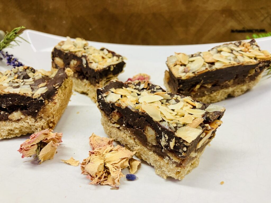 Mandel Karamell Shortbread mit Jaggery Krokant & Schoko Ganache 🍪✨ --- 🇬🇧 Almond Caramel Shortbread with Jaggery Crunch & Chocolate Ganache