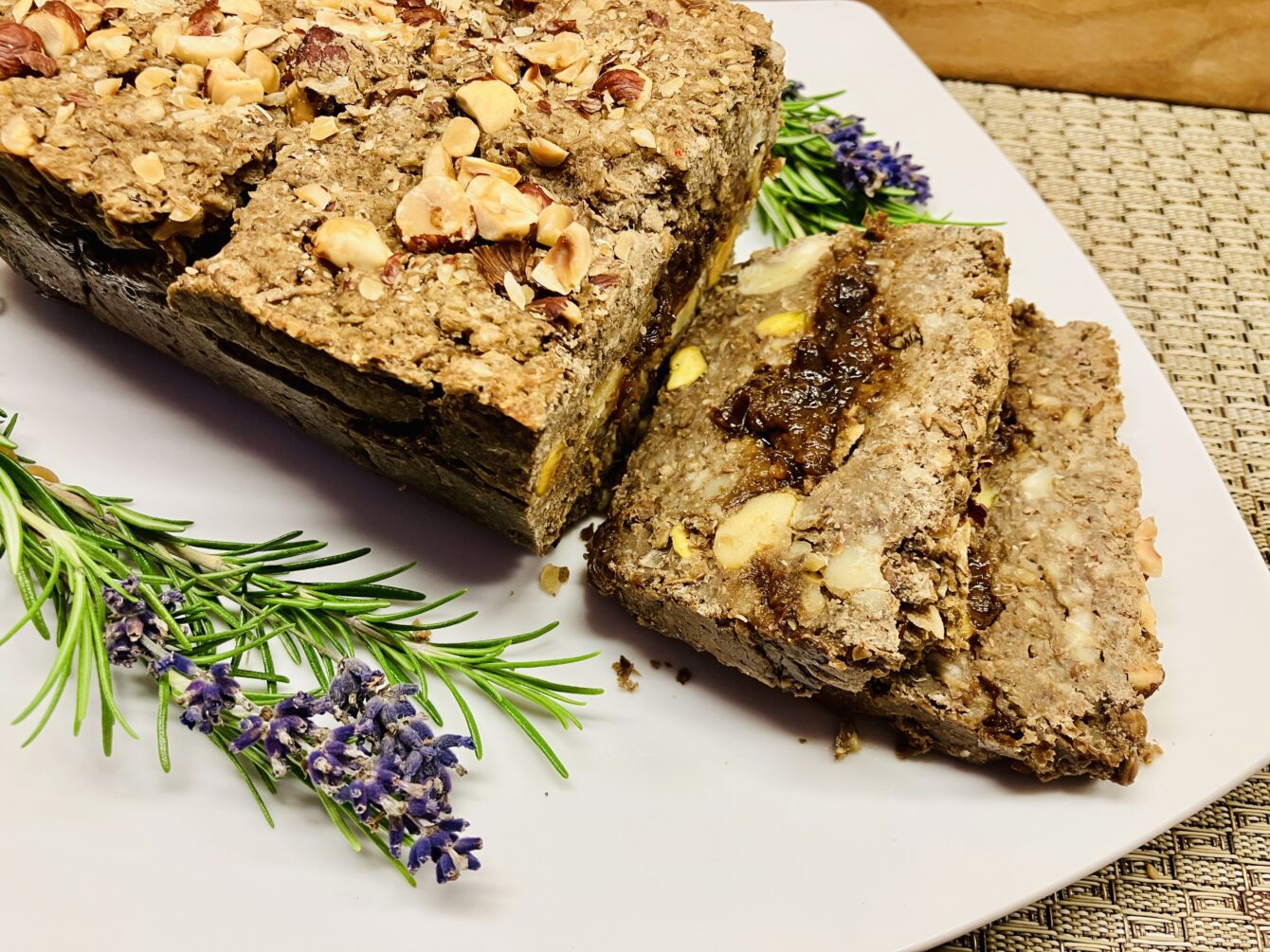 Herzhafte Linsen Terrine mit Kastanien, Pistazien und Pflaumen