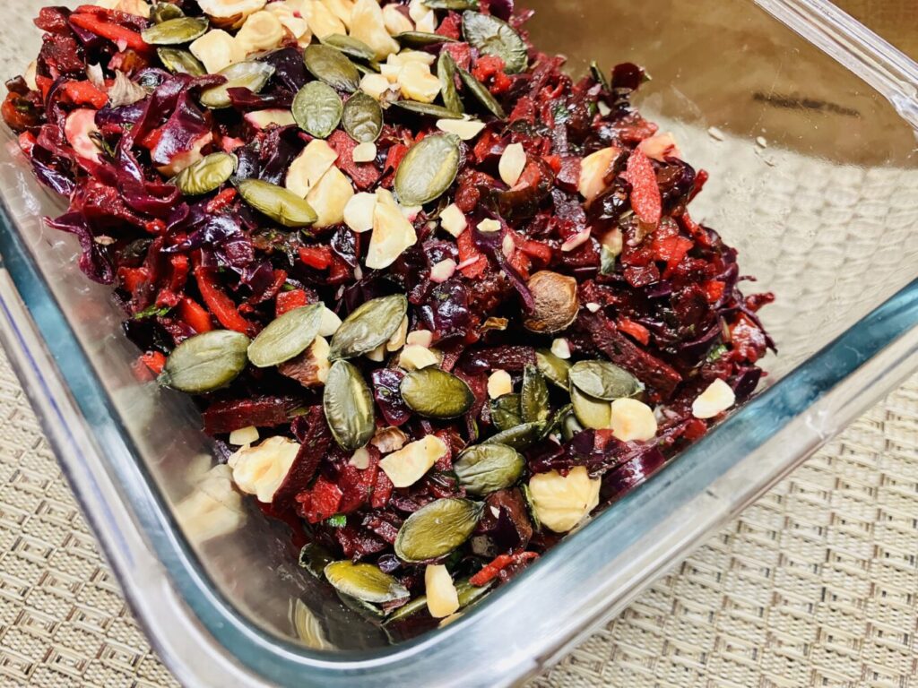Rote Bete-Rotkraut Salat mit Aprikosen und Haselnüssen – Fruchtig-nussiger Genuss nach Ottolenghi Art