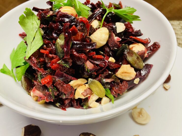 Rote Bete-Rotkraut Salat mit Aprikosen und Haselnüssen – Fruchtig-nussiger Genuss nach Ottolenghi Art