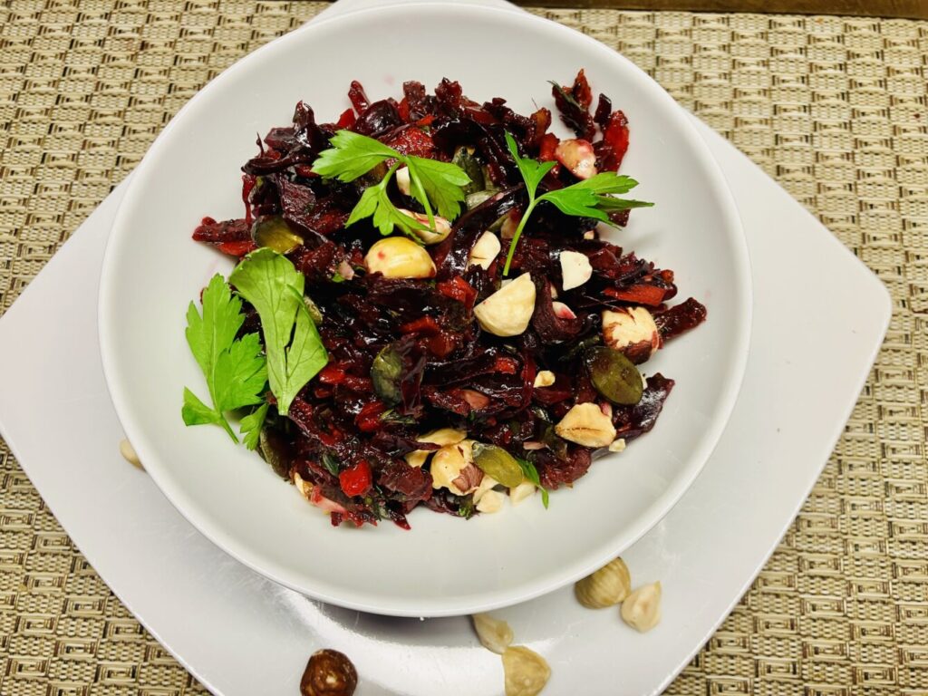 Rote Bete-Rotkraut Salat mit Aprikosen und Haselnüssen – Fruchtig-nussiger Genuss nach Ottolenghi Art