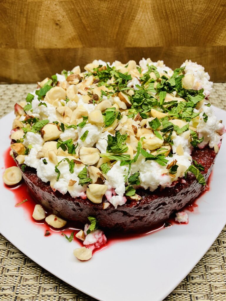 Rote-Bete-Tartar mit Za’atar und Haselnuss-Minze-Feta-Topping