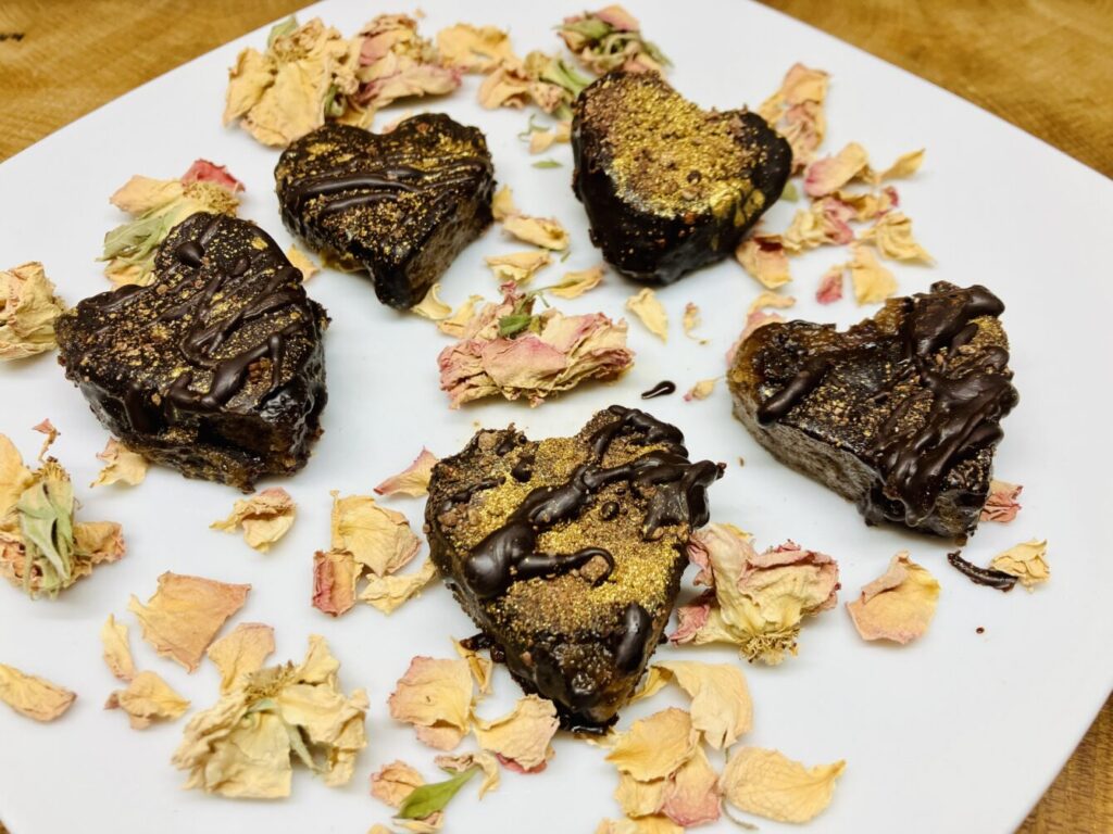 Gefüllte Schokoladenherzen mit Dattel-Haselnusscreme