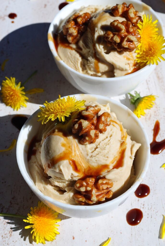 Bananen Nice Cream mit weißem Mandelmus, Löwenzahnhonig-Karamell-Walnüssen – eine vegane, erfrischende und aromatische Süßspeise.