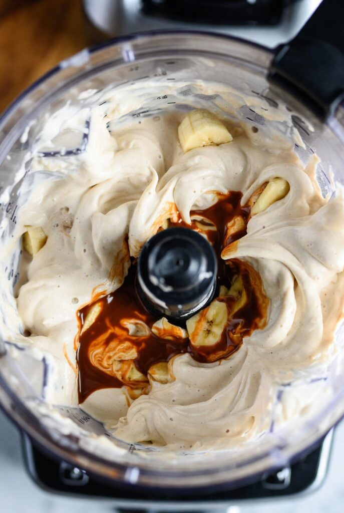 Mandel Karamell Nice Cream mit weißem Mandelmus, Löwenzahnhonig und Walnüssen