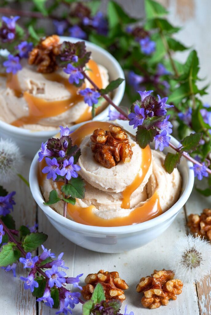 Mandel Karamell Nice Cream: Bananen, Mandelmus und Löwenzahnhonig mit Gundermann Blüten