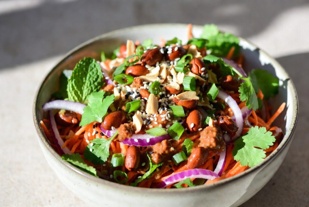 Erdnuss-Karottensalat mit asiatischem Erdnuss-Dressing