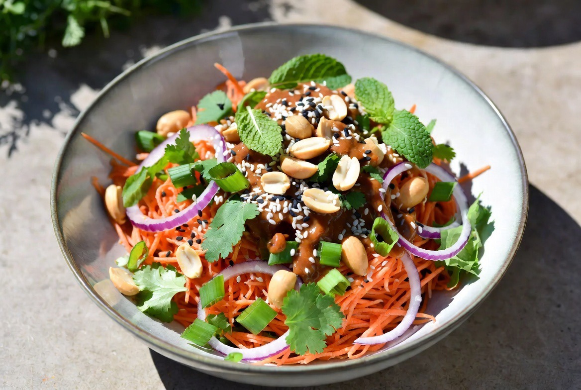 Erdnuss-Karottensalat mit asiatischem Erdnuss-Dressing