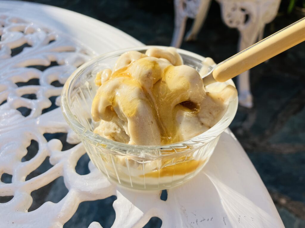 Salted Caramel Nice Cream – Das cremigste Bananeneis mit mit natürlichem Salz-Karamell-Aroma