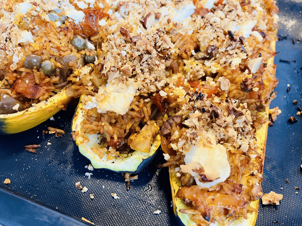 Gefüllte Zucchini mit würzigem Tomatenreis, Feta, Oliven & knusprigem Zitronen-Crunch